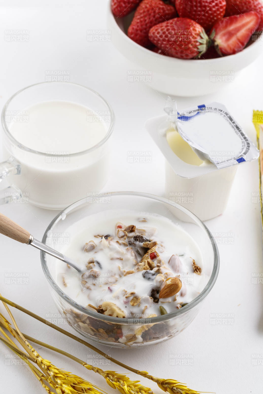 倾倒入酸奶的坚果混合燕麦图片