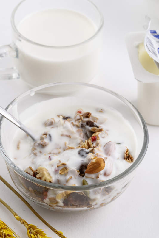 倾倒入酸奶的坚果混合燕麦图片