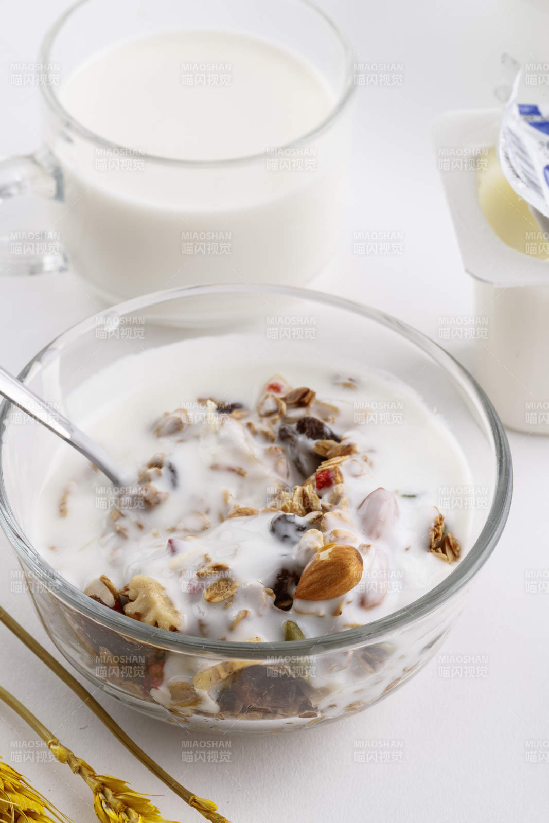 倾倒入酸奶的坚果混合燕麦图片