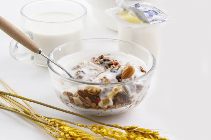 倾倒入酸奶的坚果混合燕麦图片