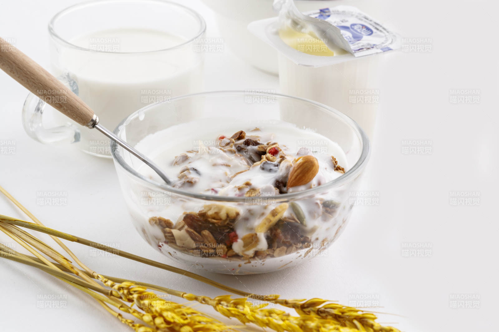 倾倒入酸奶的坚果混合燕麦图片