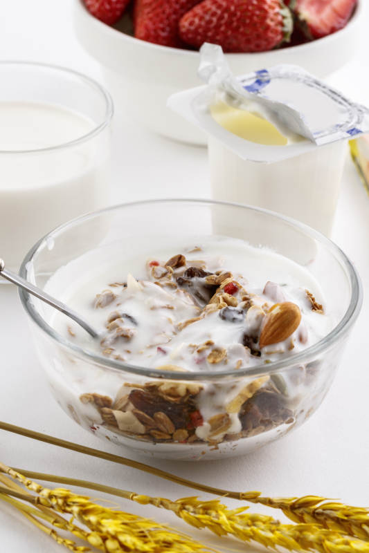 倾倒入酸奶的坚果混合燕麦图片