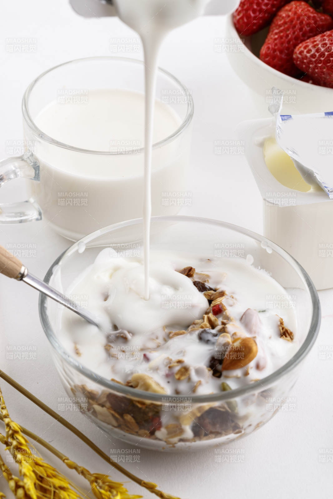 倾倒入酸奶的坚果混合燕麦图片