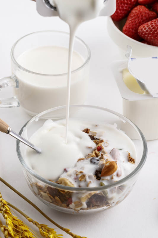 倾倒入酸奶的坚果混合燕麦图片