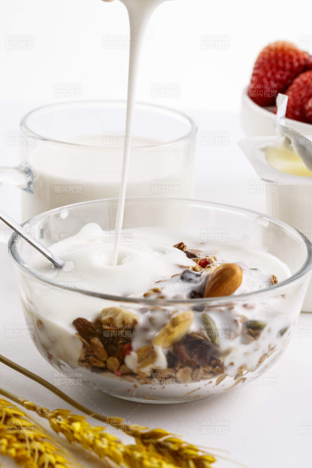 倾倒入酸奶的坚果混合燕麦图片