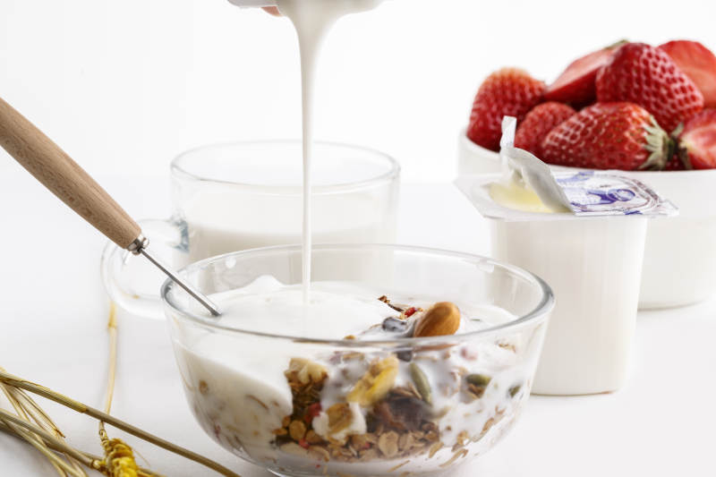倾倒入酸奶的坚果混合燕麦图片