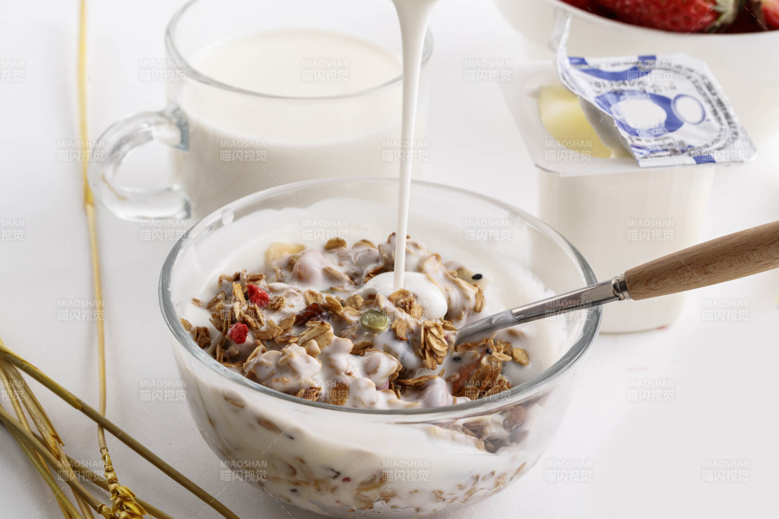倾倒入酸奶的坚果混合燕麦图片