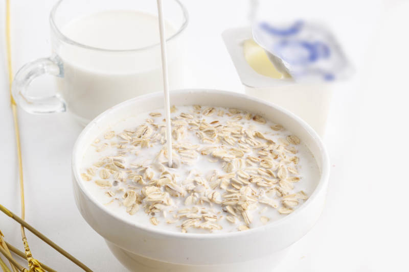 倾倒入酸奶的坚果混合燕麦图片