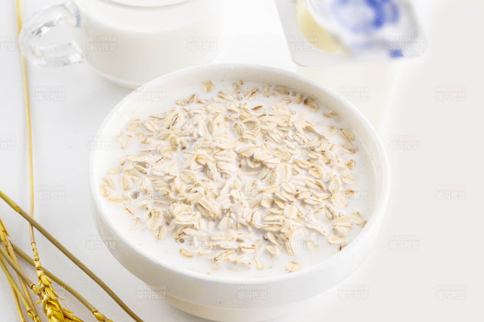 倾倒入酸奶的坚果混合燕麦图片