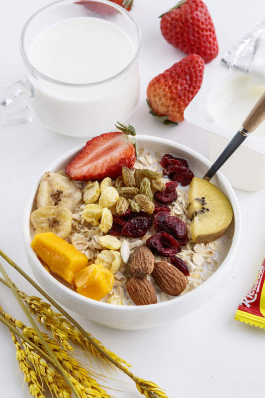 倾倒入酸奶的坚果混合燕麦图片