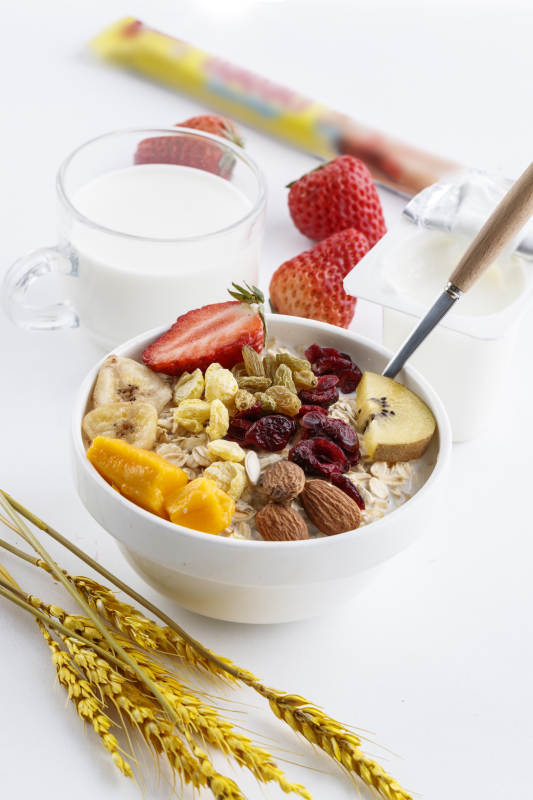 倾倒入酸奶的坚果混合燕麦图片