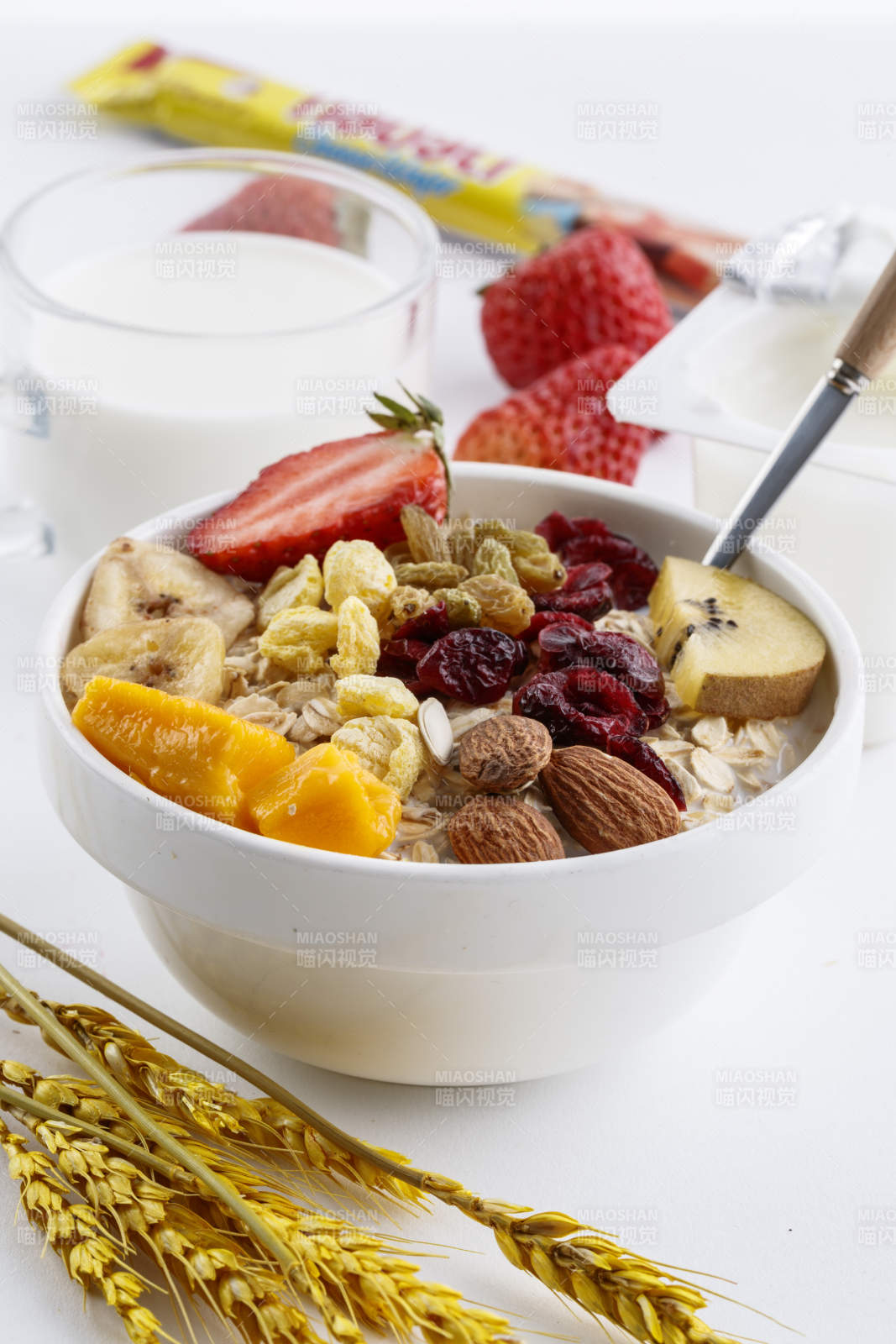 倾倒入酸奶的坚果混合燕麦图片