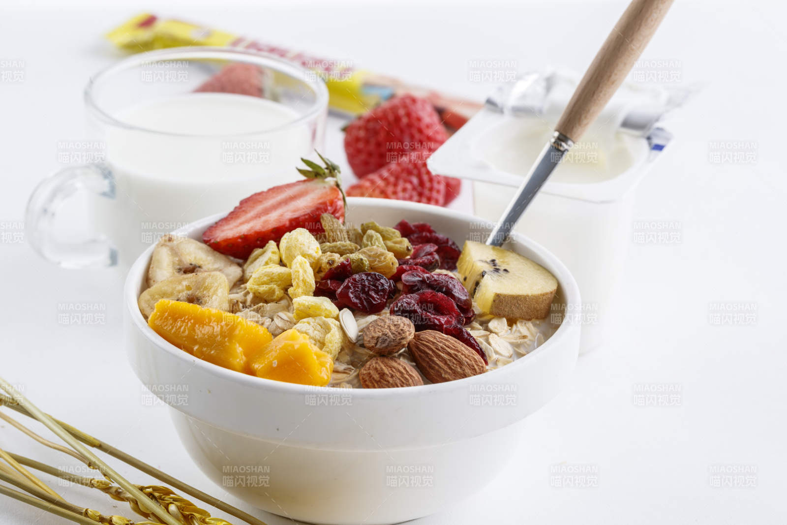 倾倒入酸奶的坚果混合燕麦图片