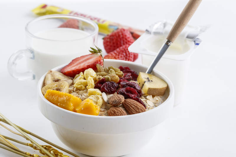 倾倒入酸奶的坚果混合燕麦图片