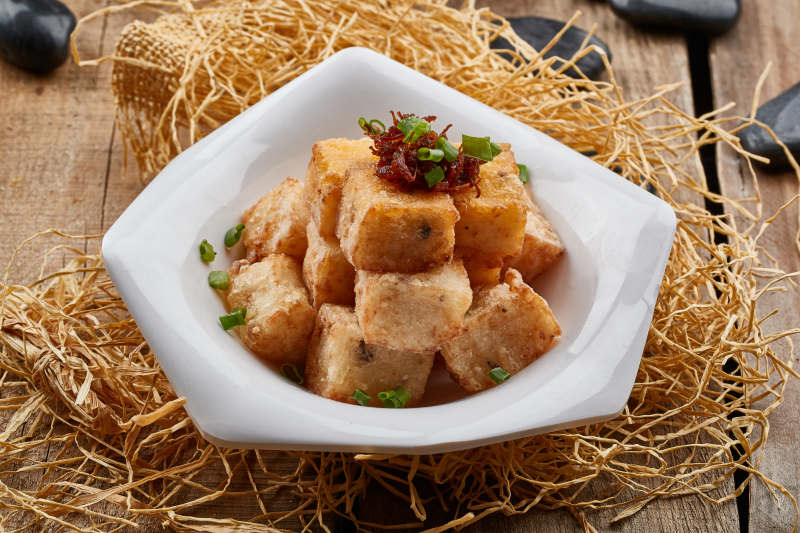 白色瓷盘装的广式萝卜糕图片