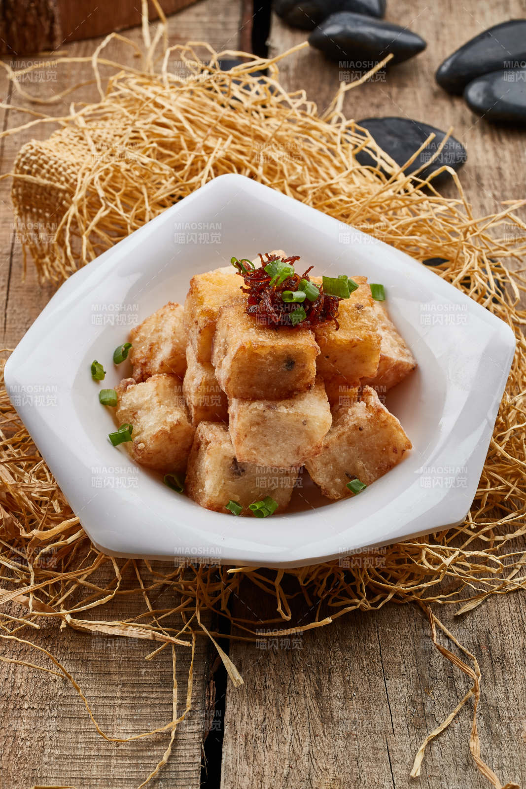 白色瓷盘装的广式萝卜糕图片