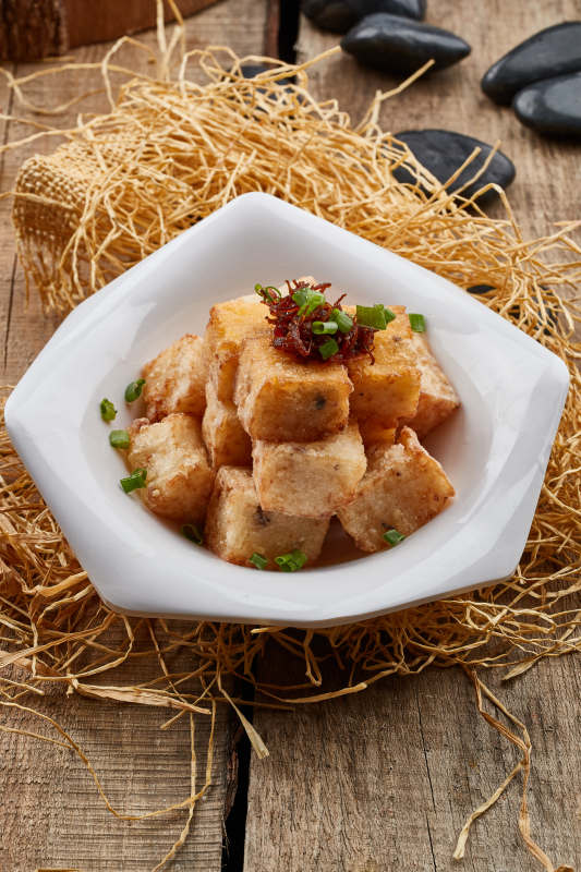 白色瓷盘装的广式萝卜糕图片