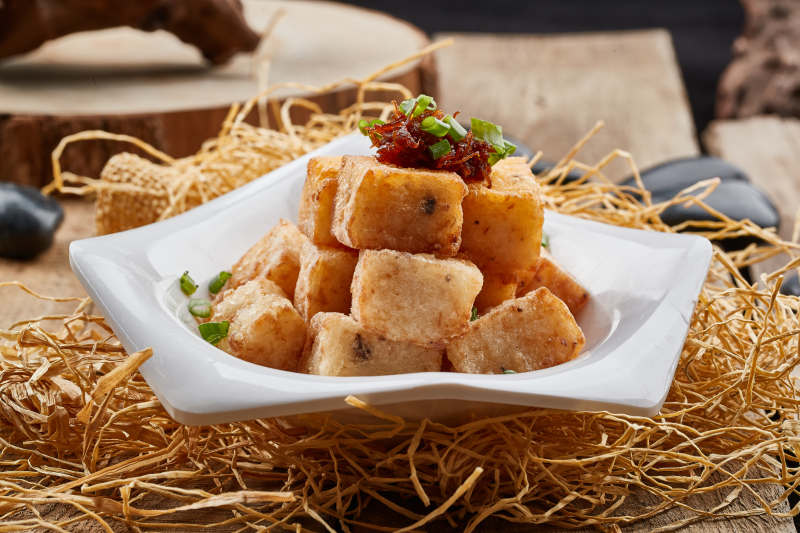 白色瓷盘装的广式萝卜糕图片