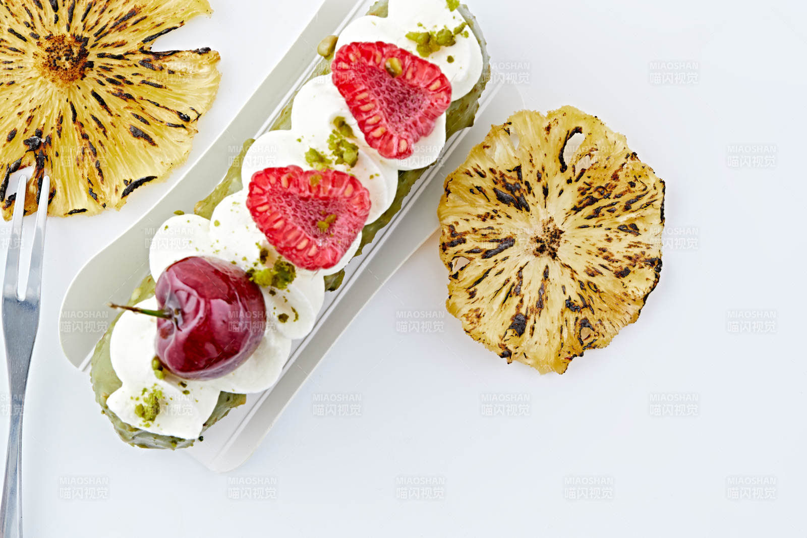 制作精美的法式小甜品蛋糕图片