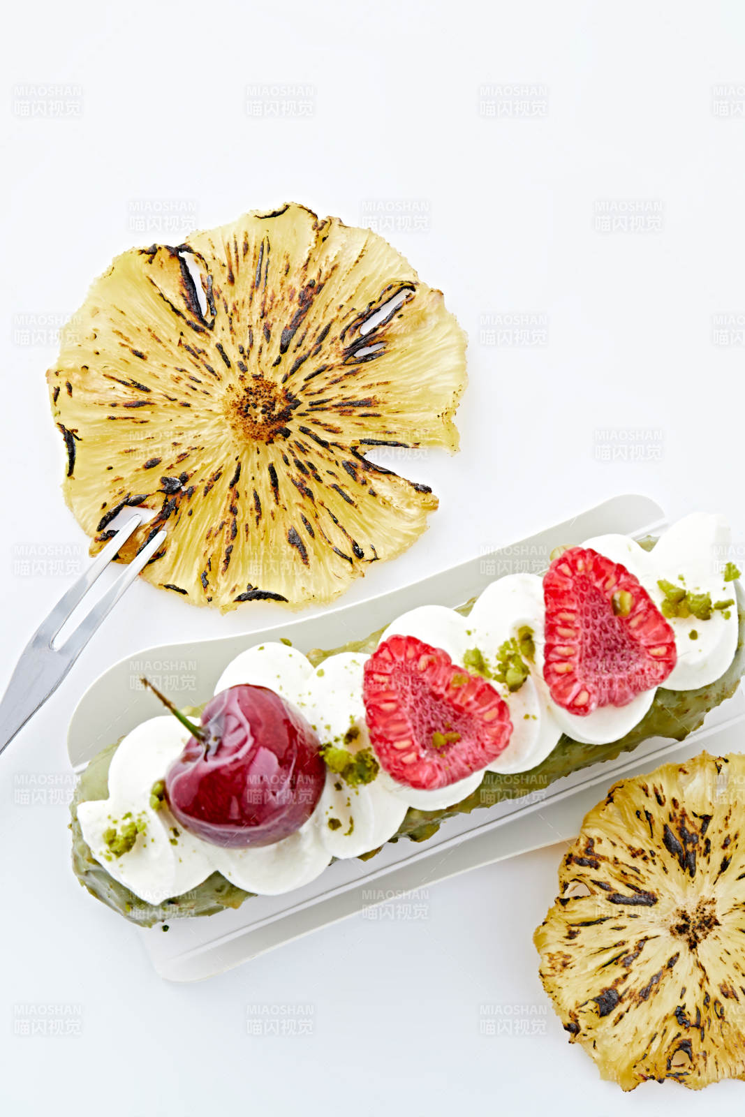 制作精美的法式小甜品蛋糕图片