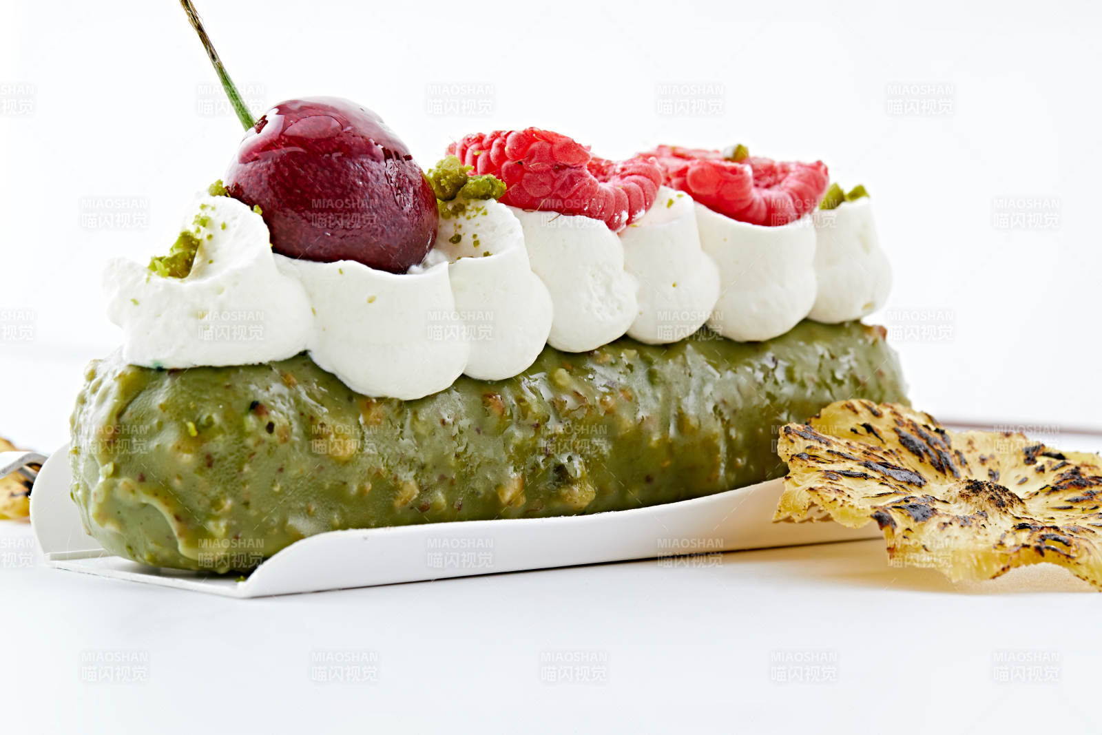 制作精美的法式小甜品蛋糕图片