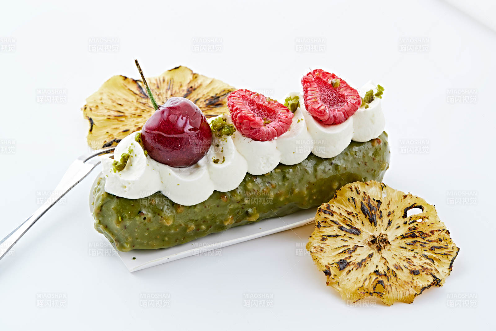 制作精美的法式小甜品蛋糕图片