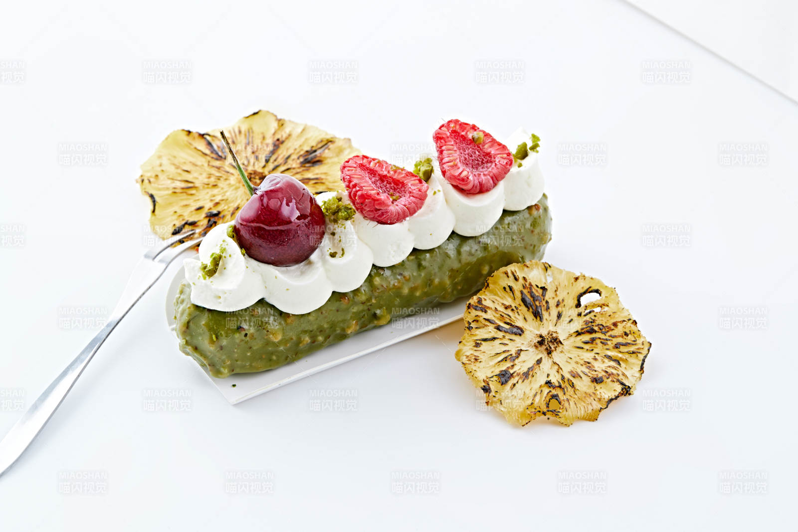 制作精美的法式小甜品蛋糕图片