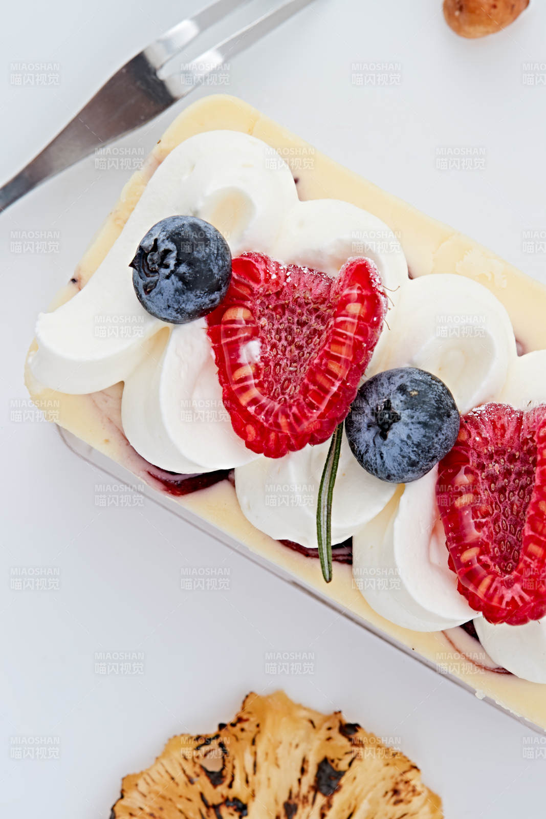 制作精美的法式小甜品蛋糕图片