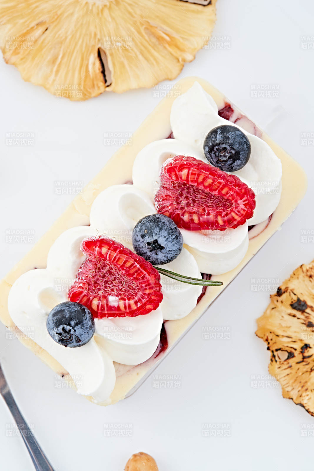 制作精美的法式小甜品蛋糕图片