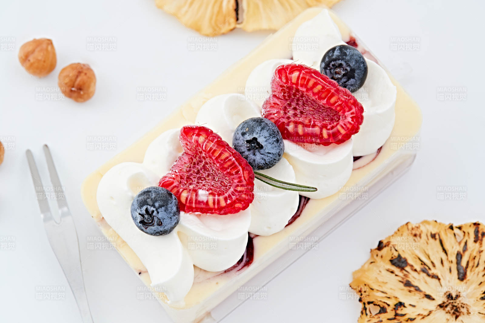 制作精美的法式小甜品蛋糕图片