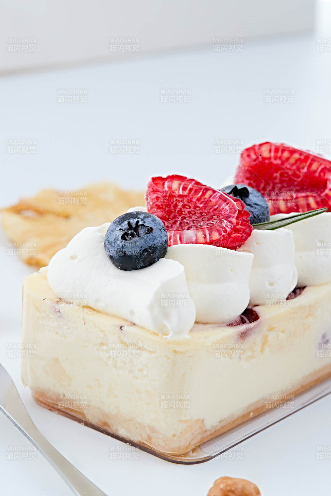 制作精美的法式小甜品蛋糕图片