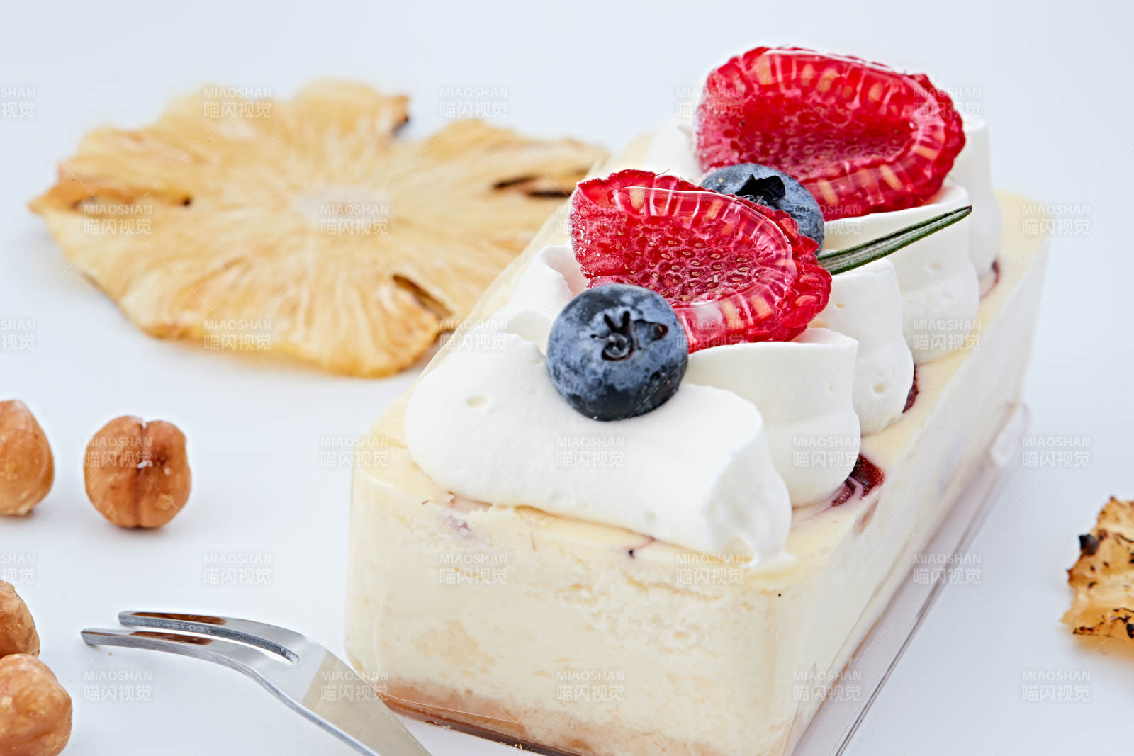 制作精美的法式小甜品蛋糕图片