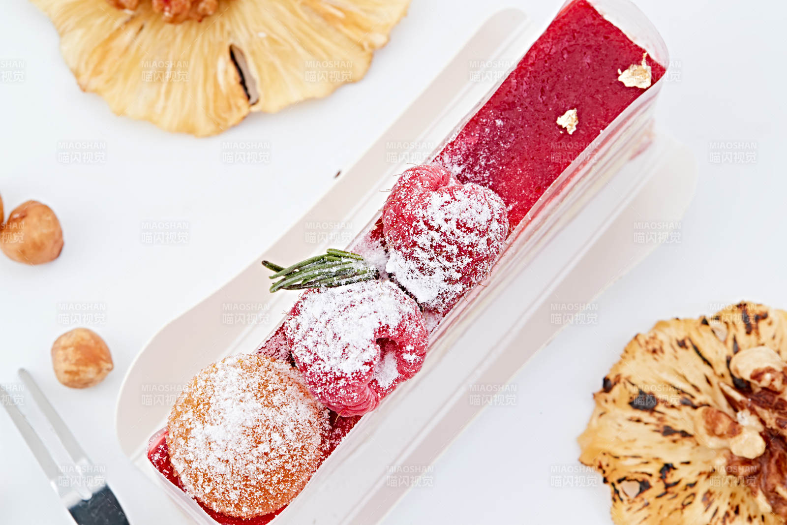 制作精美的法式小甜品蛋糕图片