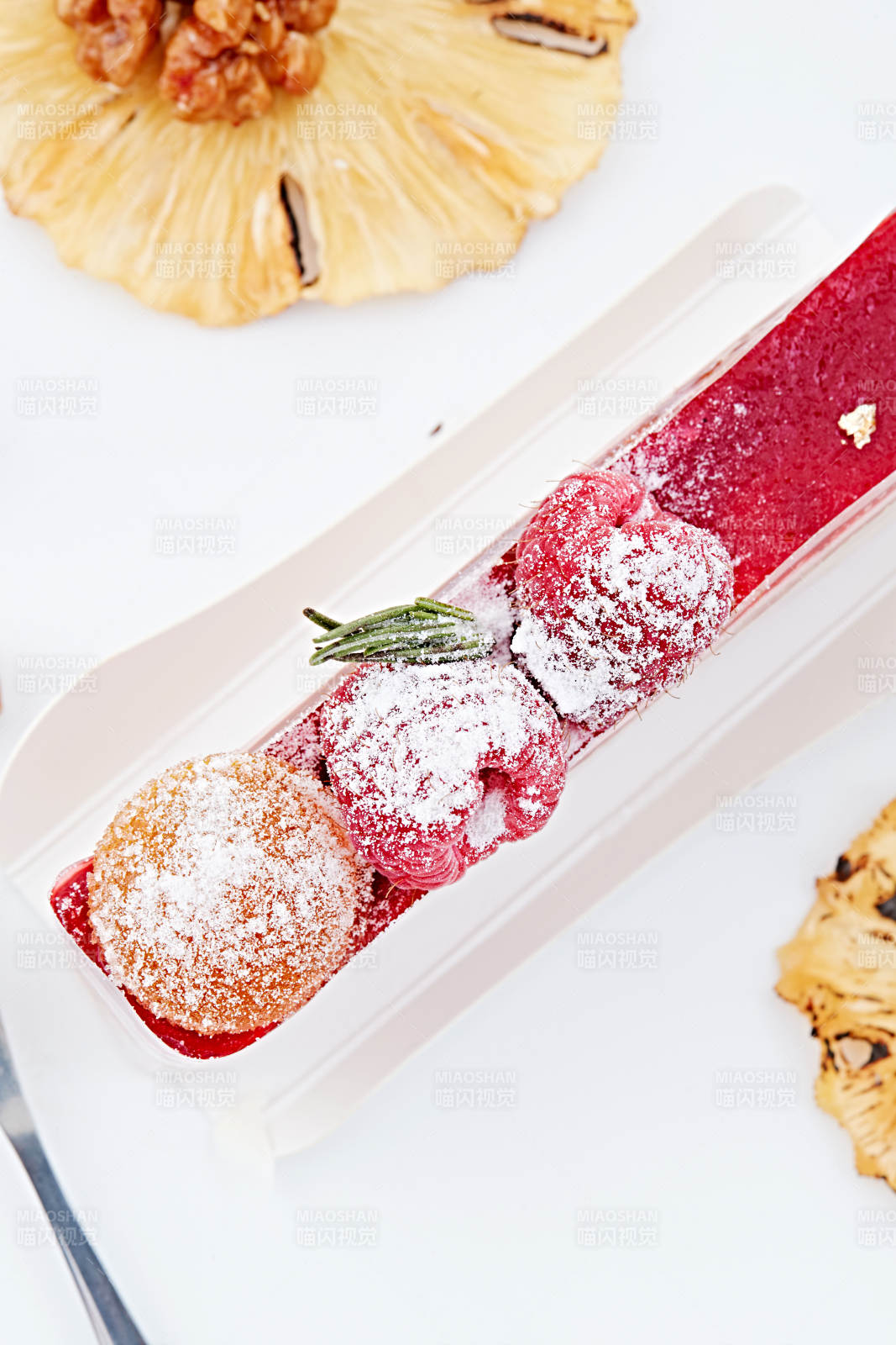 制作精美的法式小甜品蛋糕图片