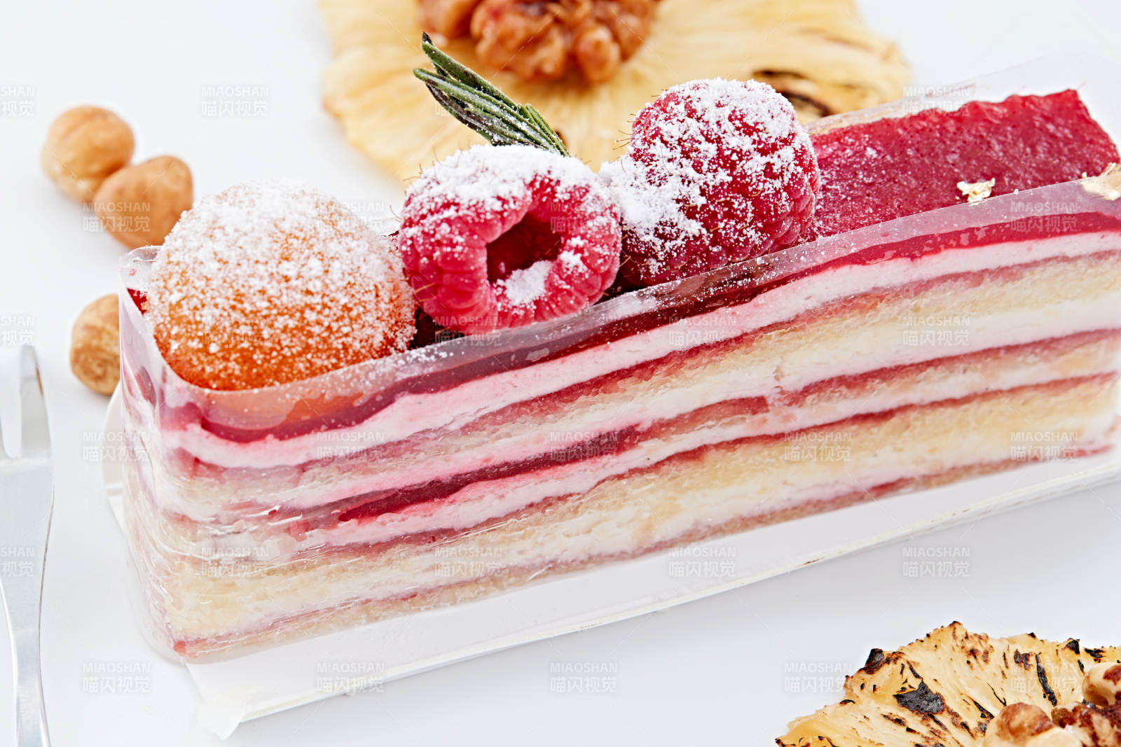 制作精美的法式小甜品蛋糕图片