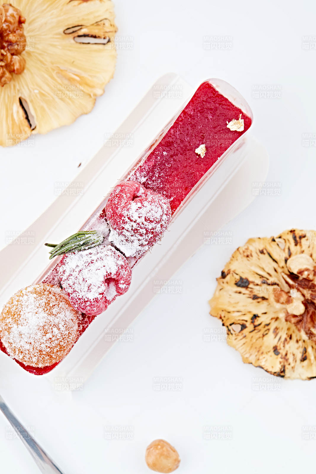 制作精美的法式小甜品蛋糕图片