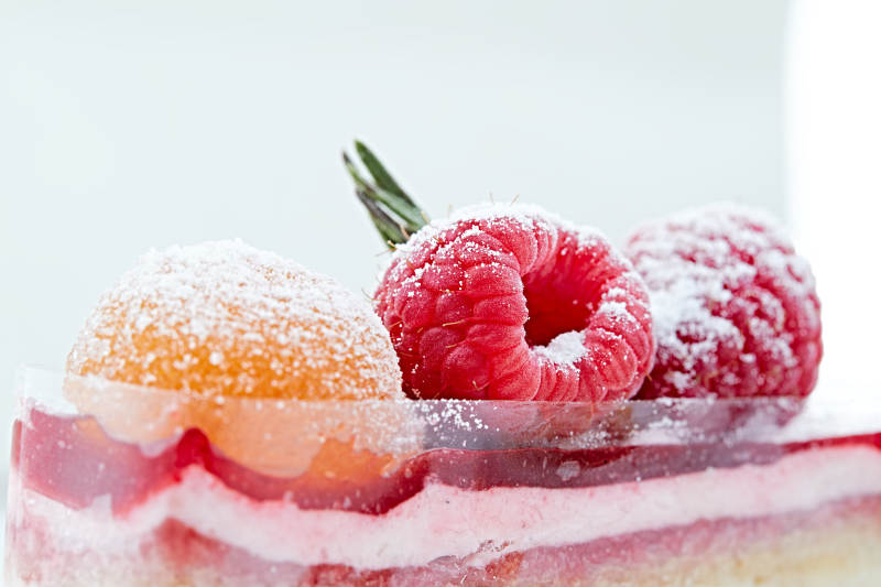 制作精美的法式小甜品蛋糕图片