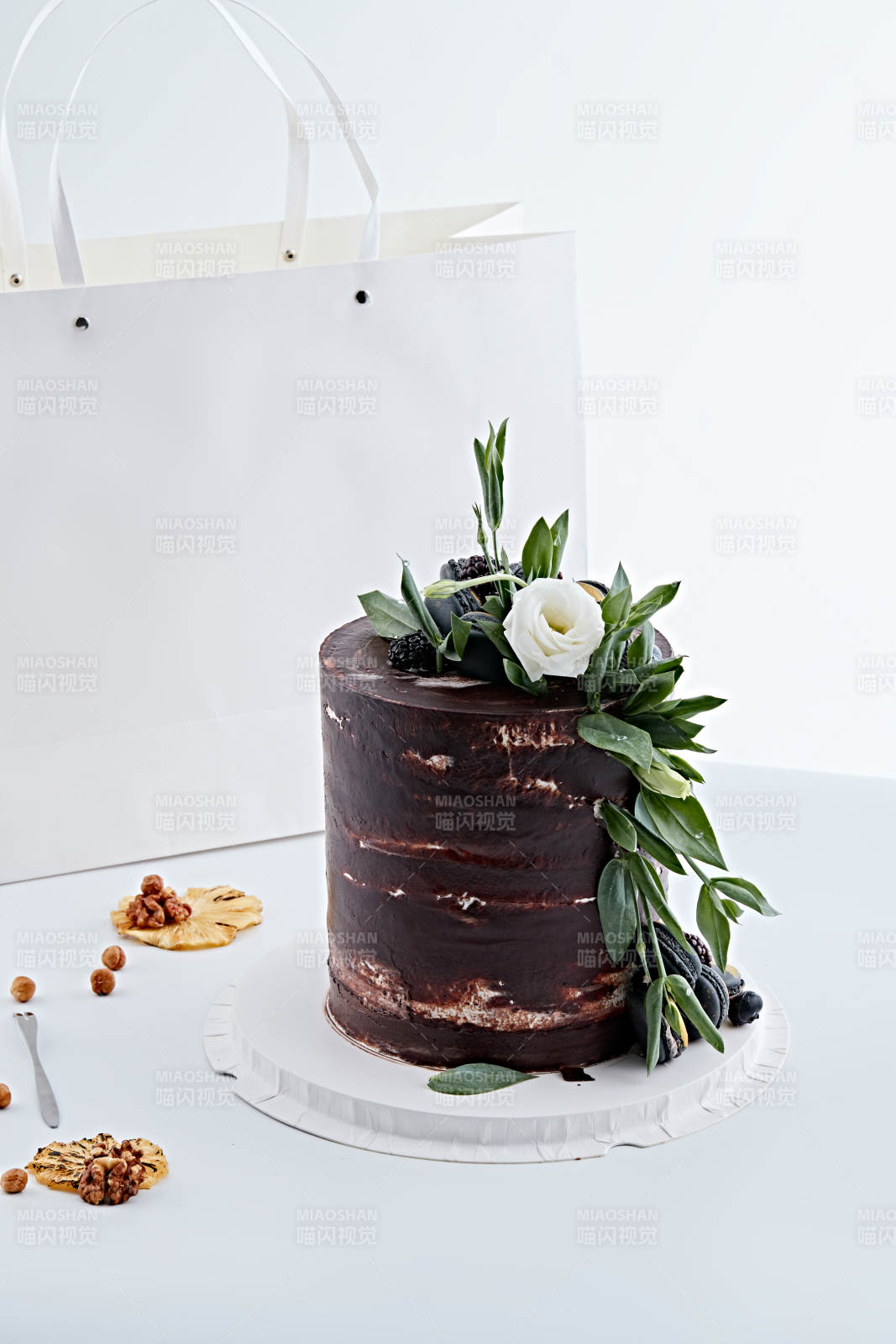 马卡龙浓香巧克力布朗尼鲜奶多层婚礼蛋糕图片