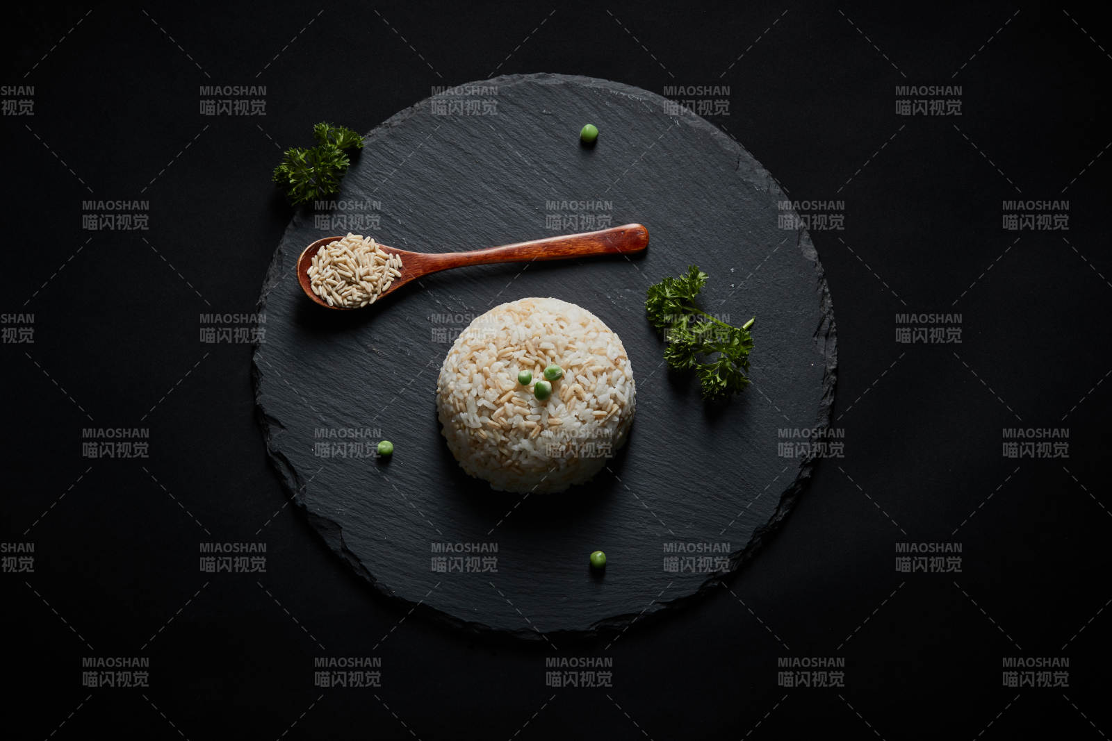 黑色青石板上摆放的燕麦米及蒸燕麦米饭图片