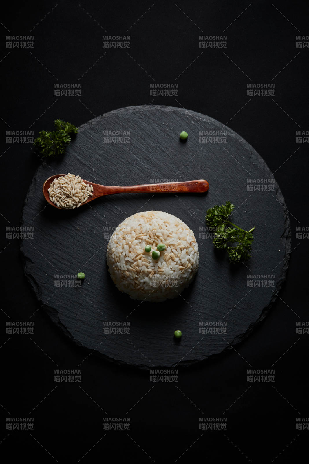 黑色青石板上摆放的燕麦米及蒸燕麦米饭图片