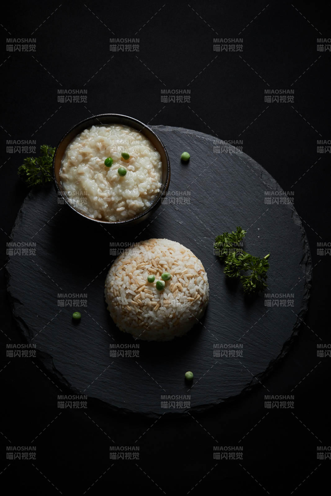 黑色青石板上摆放的燕麦米及蒸燕麦米饭图片