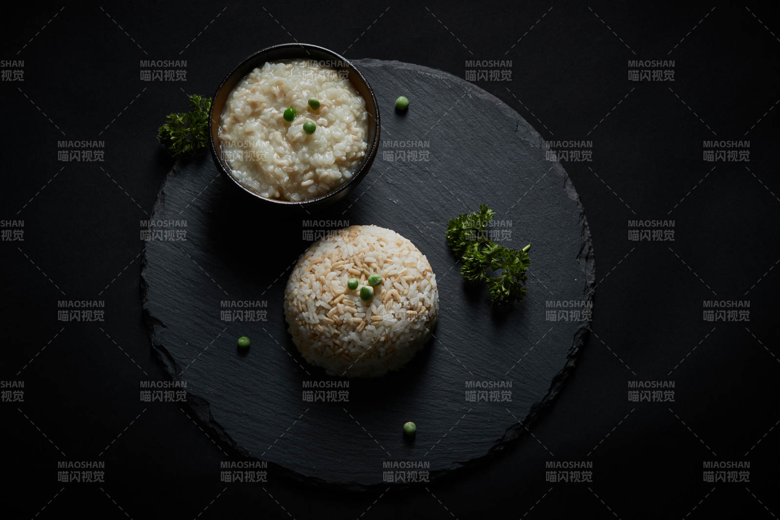 黑色青石板上摆放的燕麦米及蒸燕麦米饭图片