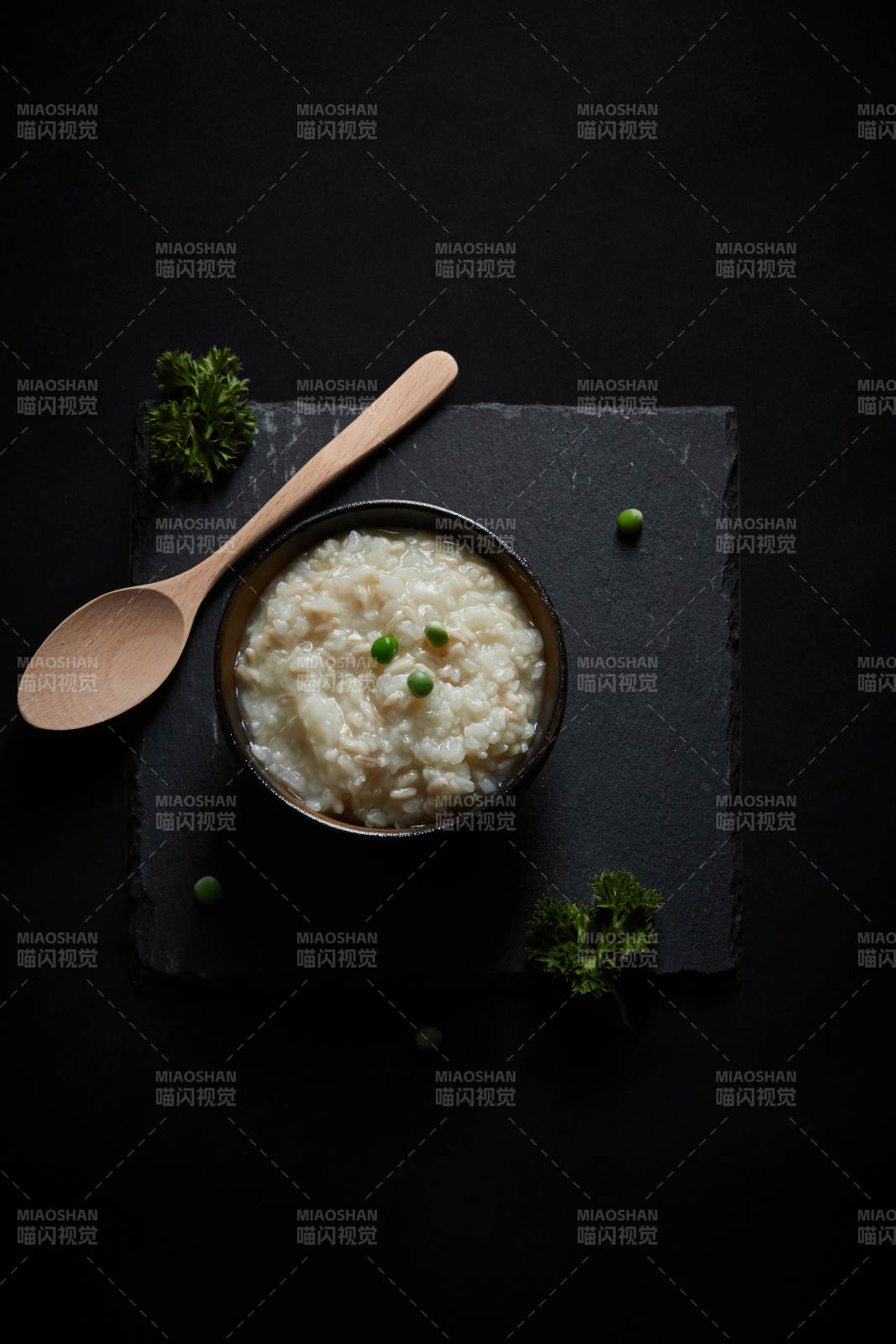 黑色青石板上摆放的燕麦米及蒸燕麦米饭图片