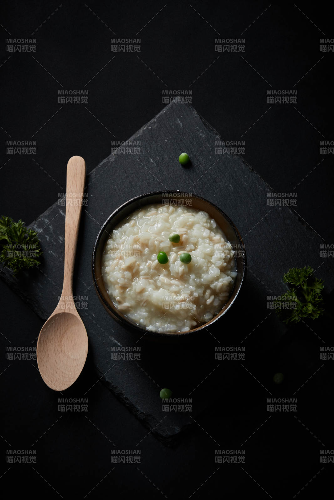 黑色青石板上摆放的燕麦米及蒸燕麦米饭图片