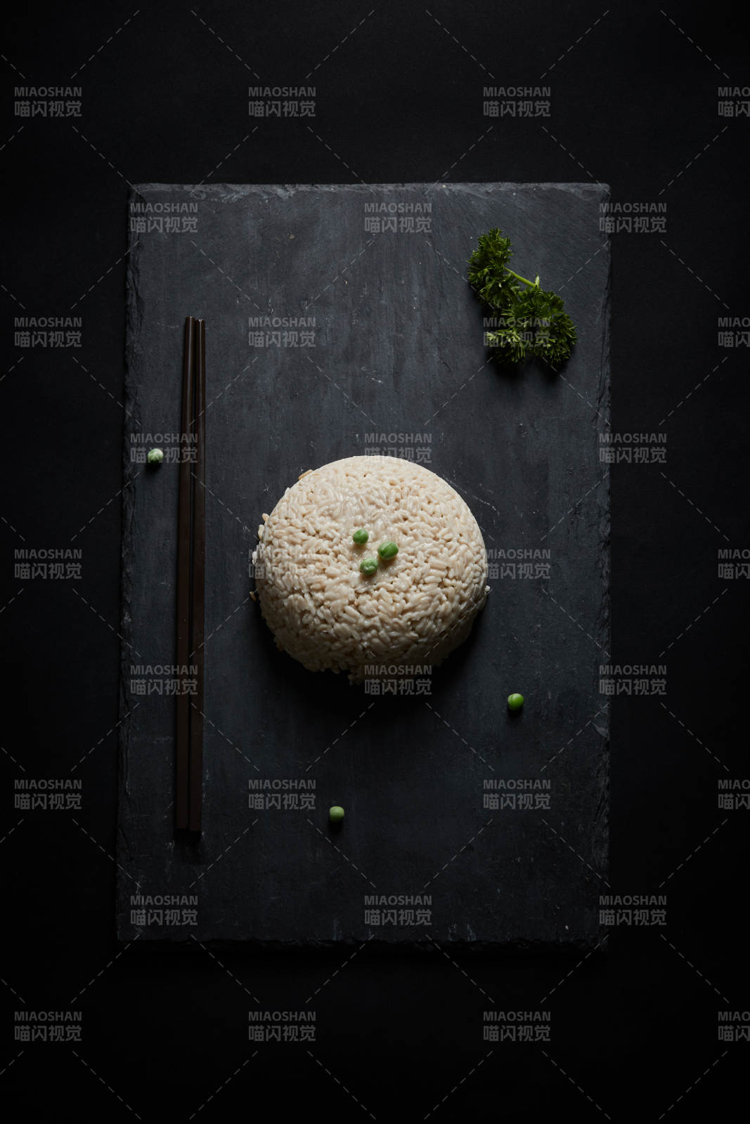 黑色青石板上摆放的燕麦米及蒸燕麦米饭图片