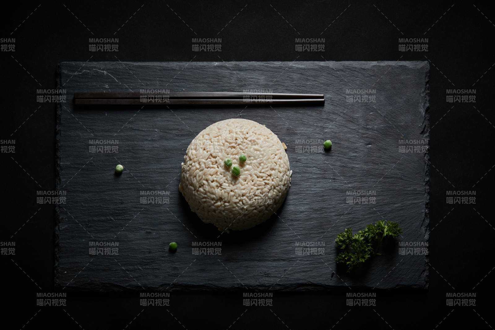 黑色青石板上摆放的燕麦米及蒸燕麦米饭图片