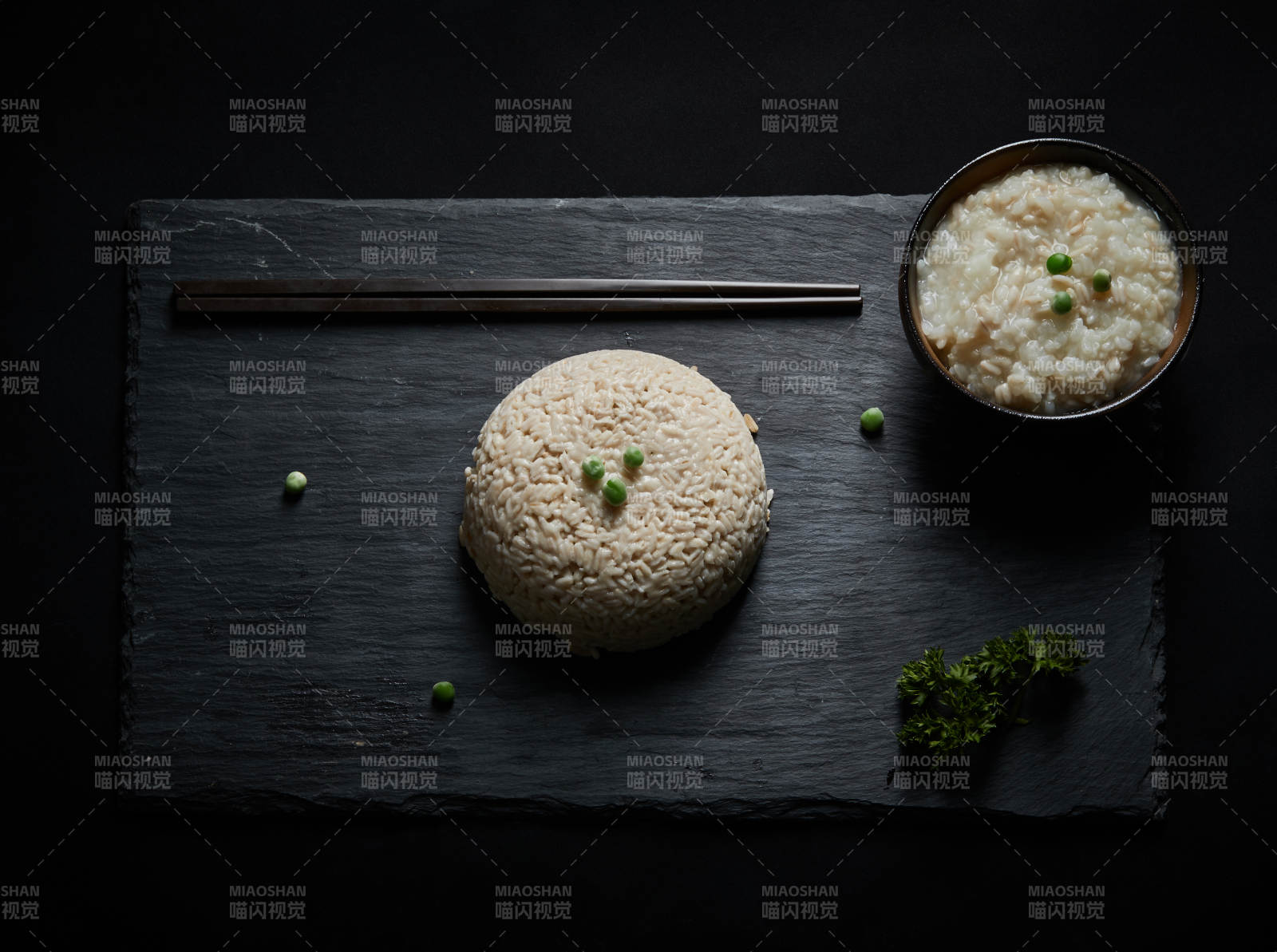 黑色青石板上摆放的燕麦米及蒸燕麦米饭图片