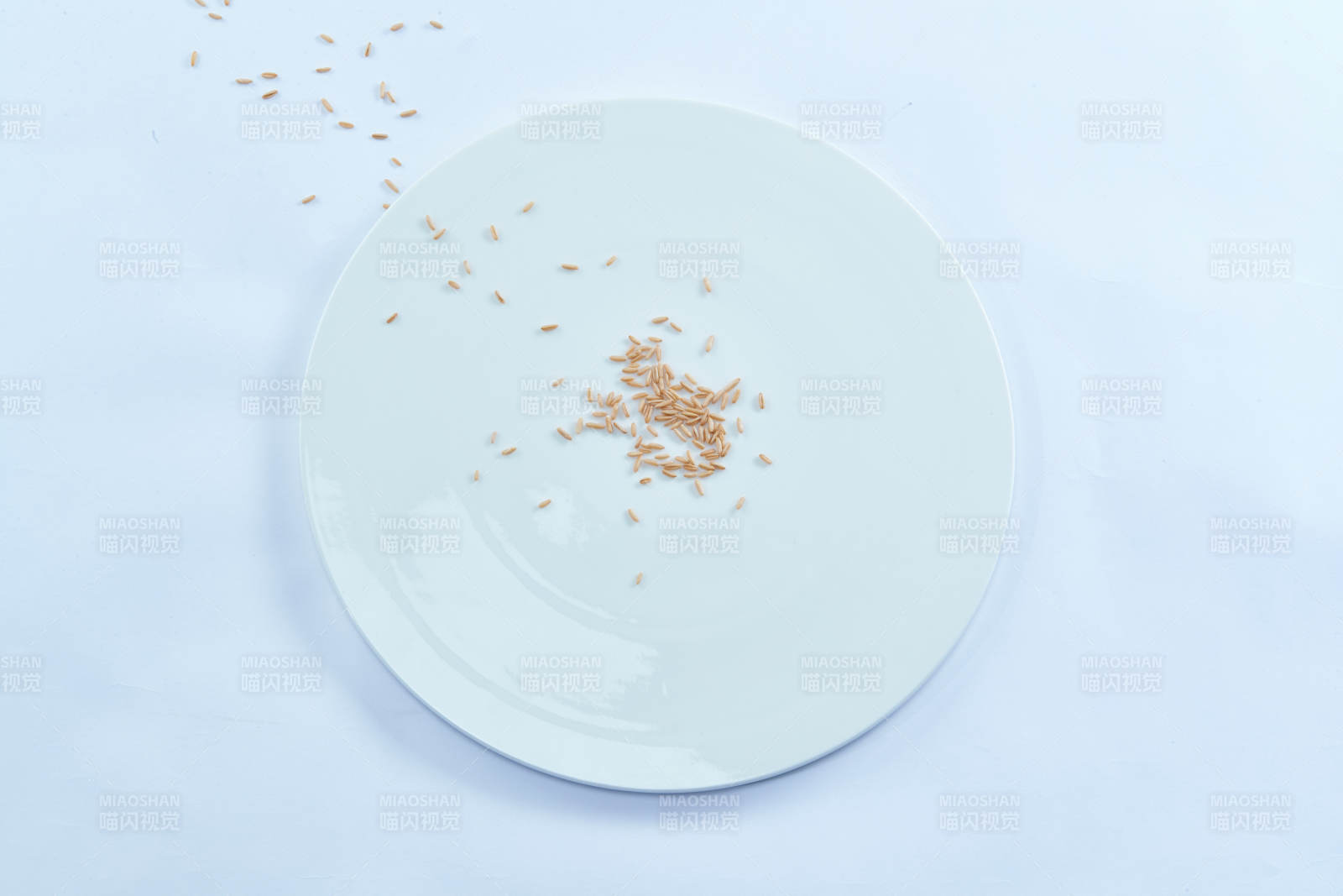 白色纸背景上的青釉瓷餐具及木质餐具装的燕麦米图片