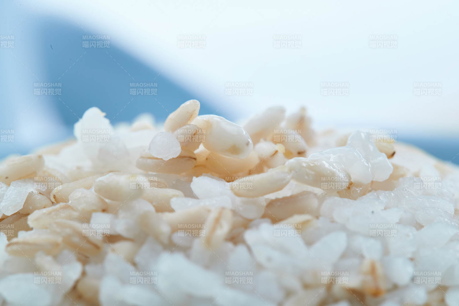 白色纸背景上的青釉瓷餐具及木质餐具装的燕麦米图片