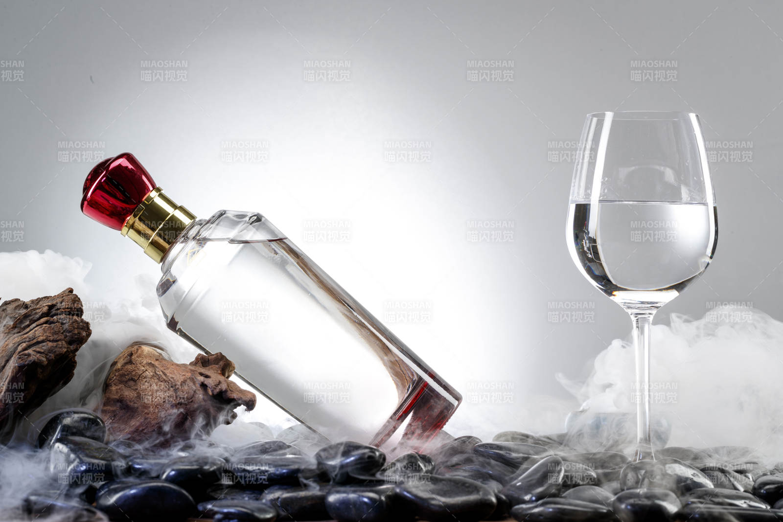 向木板上摆放的酒具内倒入清澈的白酒激起无数酒花图片